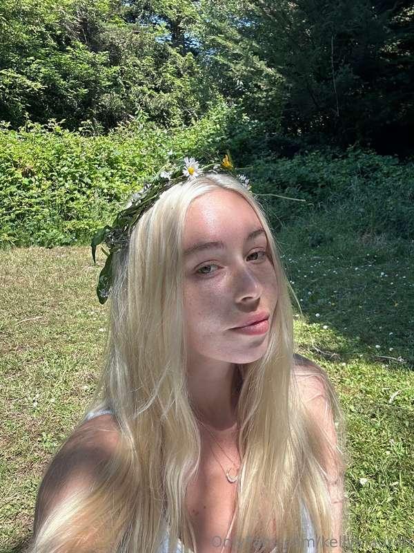 Nature does wonders, look how gorgeous this flower tiara loo..