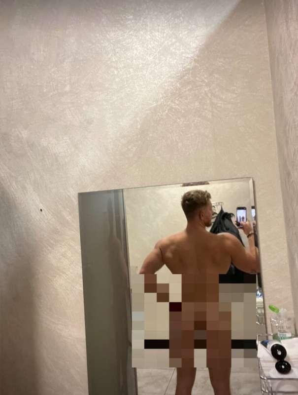 Tip this post and I’ll send you this uncensored photo😏