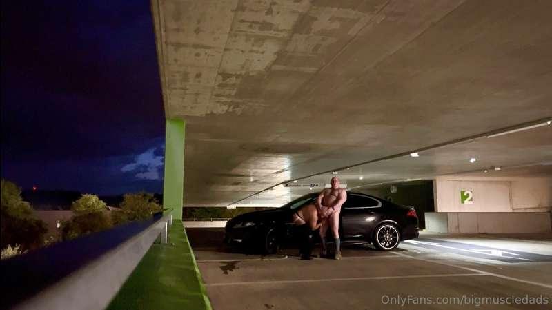 Sucking cock in a public place is so hot! 🔥😛🍆😩🔥