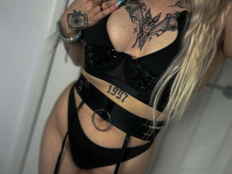 Black outfits make me feel dominant 😈🖤