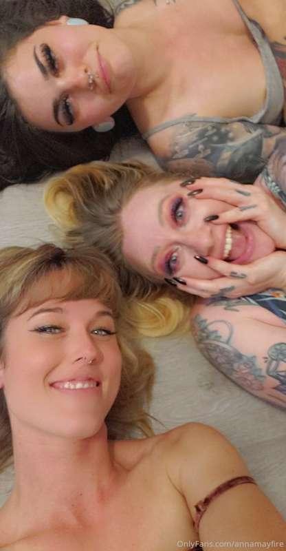 @charleebeckett @sarahmoonsg and I had some silly fun last n..