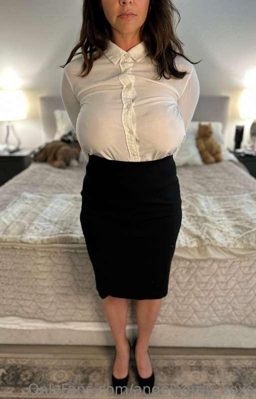 I can't be late for work, but my blouse has shrunk!