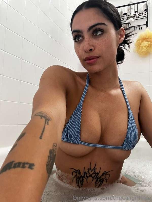 Wanna see me do something freaky in the tub? DM me on my mai..