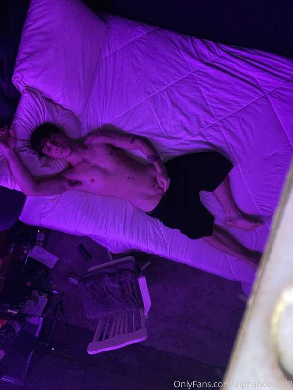 Come lay with me😜