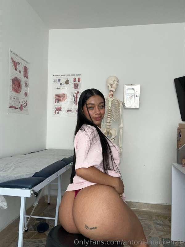 nurse on duty but kinda feelin dirty 😇 would you behave or g..