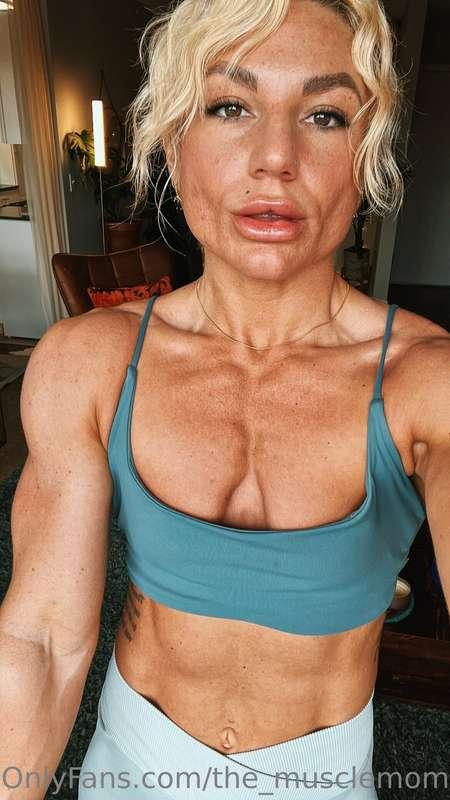 Get u a girl who trains chest 💪🏼