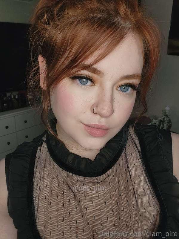 A lil selfie for your Friday 🖤 fun stuff is cumming!!