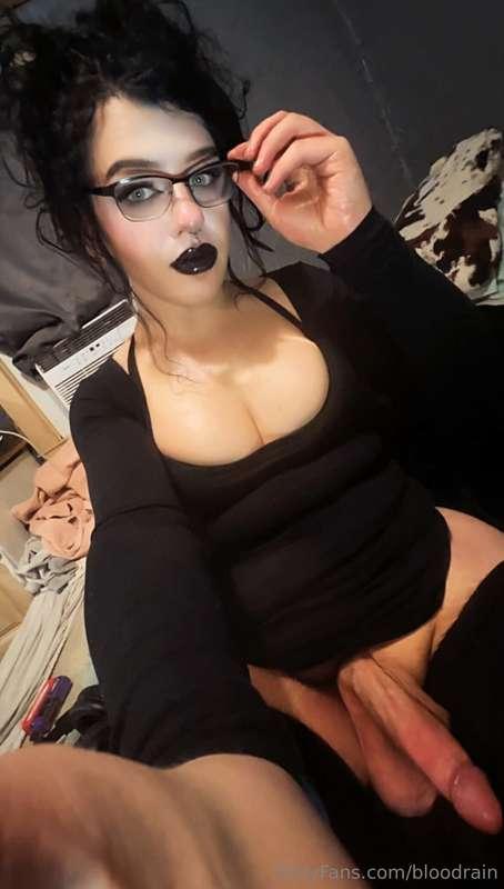 Am I hotter with or without glasses? 😘😈🖤