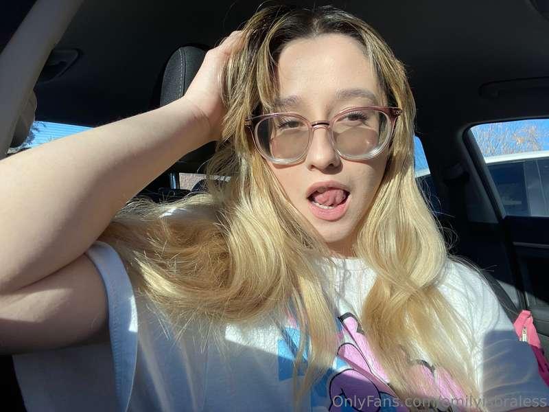 Off to the mall! Send me a tip and I’ll take cute pics in th..
