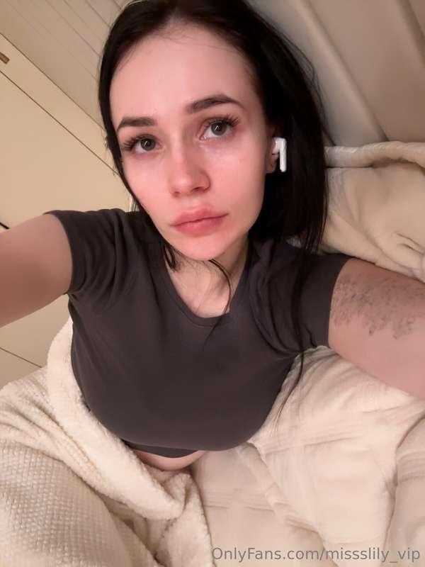 I've been sick a bit so lazy bed selfies for you, I am getti..