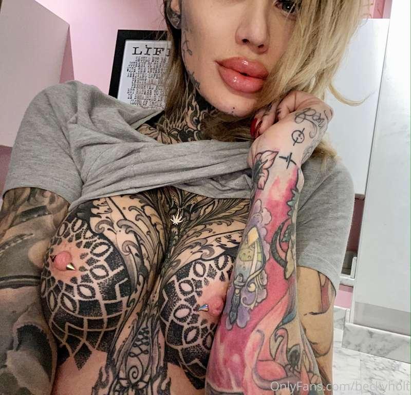 Glossy lips, perky tits 💕