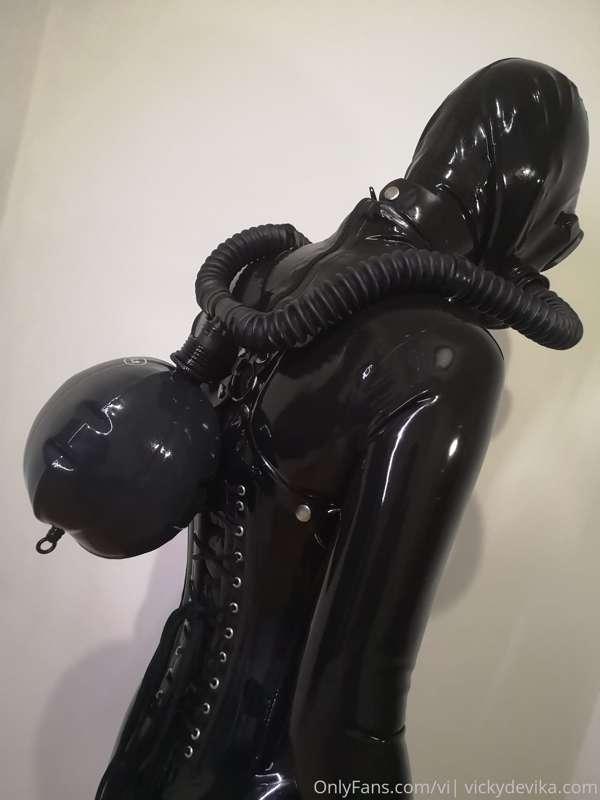 Sneak peek at my new custom breathplay mask by Fantomas!! Th..