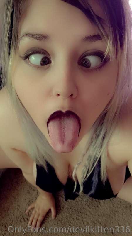 Giving a blowjob and getting a huge mouth full of cum!!!!