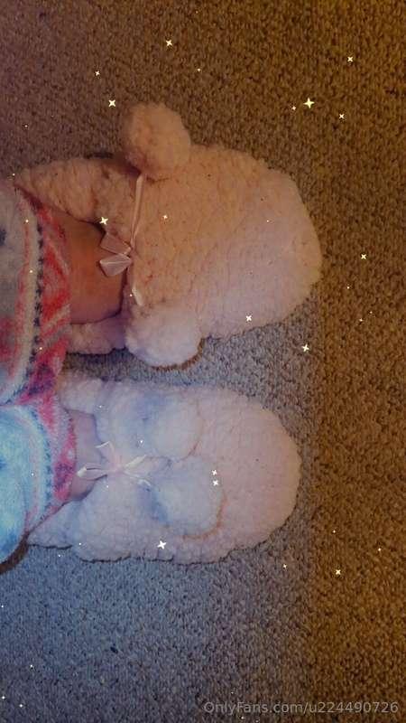 Keeping my tooties warm, unless u wanna suck them for me? Xx