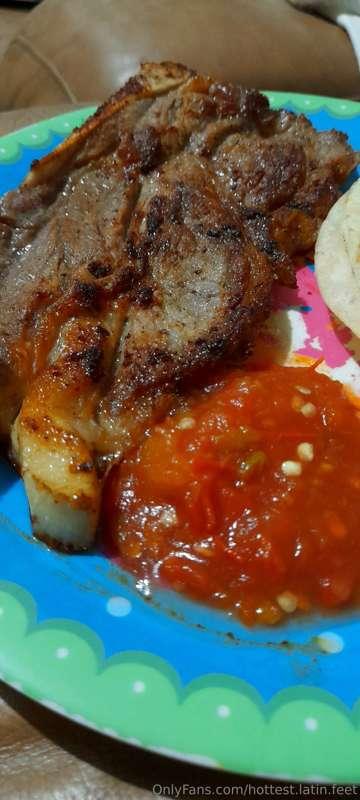 The dinner is ready! 🥩🍴

I love to cook... and you?