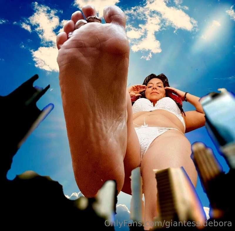 giantess.debora image #0