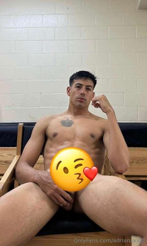 My NEW fully nude photo set is available over at ➡️ @den0fsi..