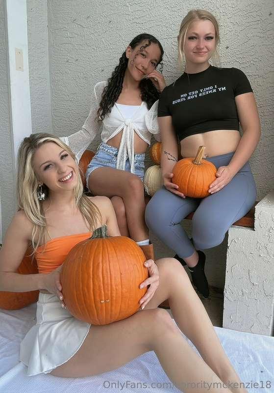 Swipe for a spooky surprise! 🤭🎃 @hawaiiancheerleaderxx @chee..