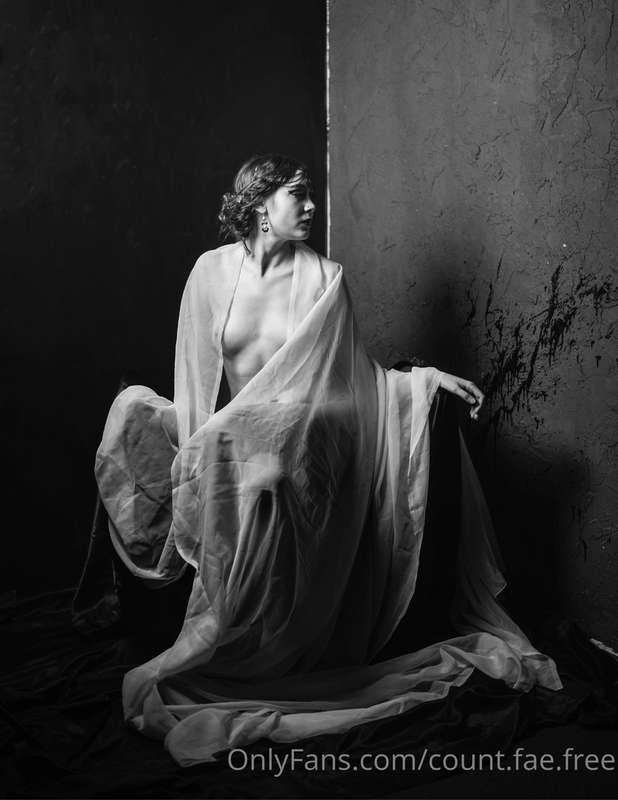 Enjoy some artistic and sultry vintage inspired nudes 💋⚔️🥀
