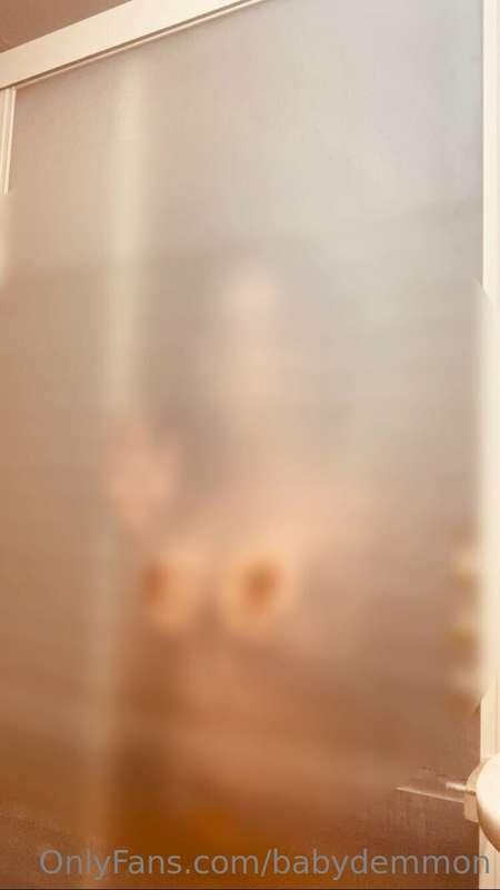 Hello! Good morning! 🔥 I took a hot shower against the glass..