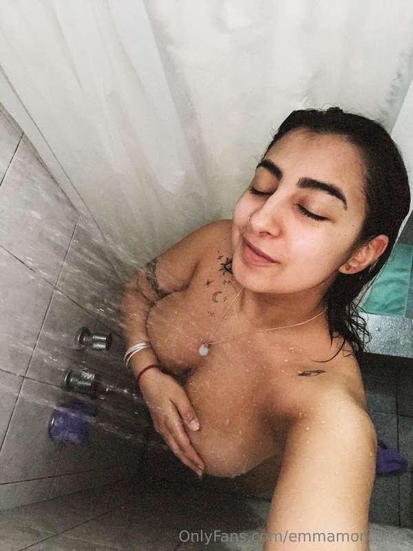 Clean body, dirty mind. 😏🚿   Imagine how romantic it would b..