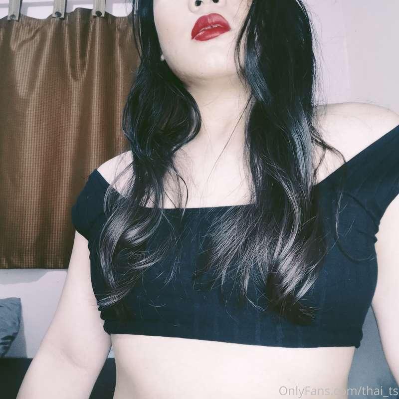 Do you like me in red lips? ❤️