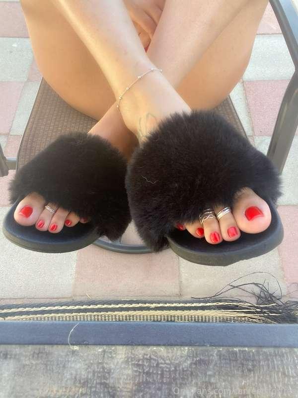 Sneak peek just for you guys! My new fuzzy slippers set 💋✨