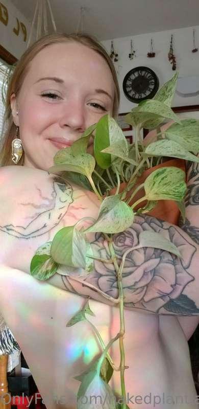 Happy little titty Tuesday from me and my plants 🥰🍃💕