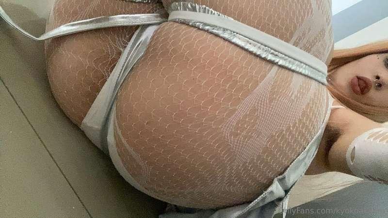 lately, wearing this type of tights makes me horny bc I just..