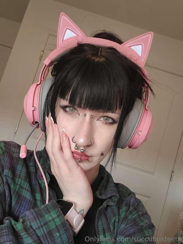 if u buy me monster hunter ill do a custom set for u<3EDIT: ..