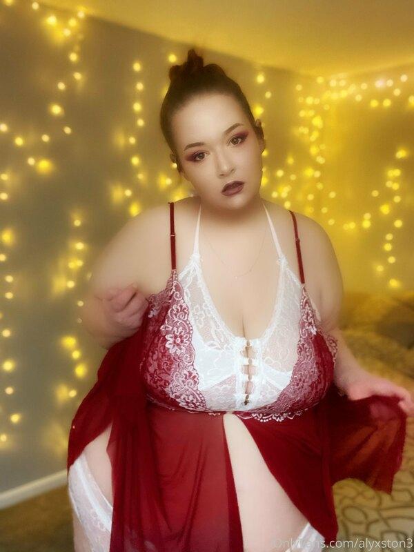 I’m obsessed with my new lingerie ???? come take it off of m..