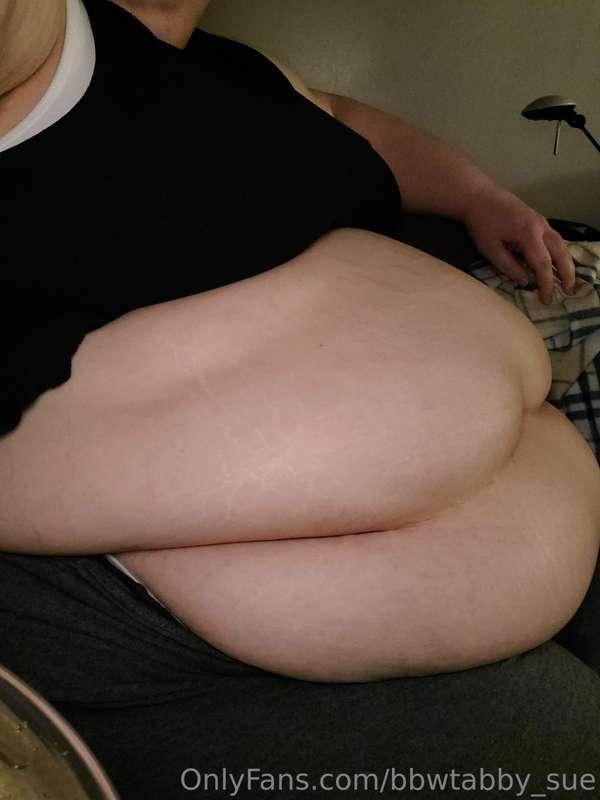 Admiring my belly rolls 🥵🐷