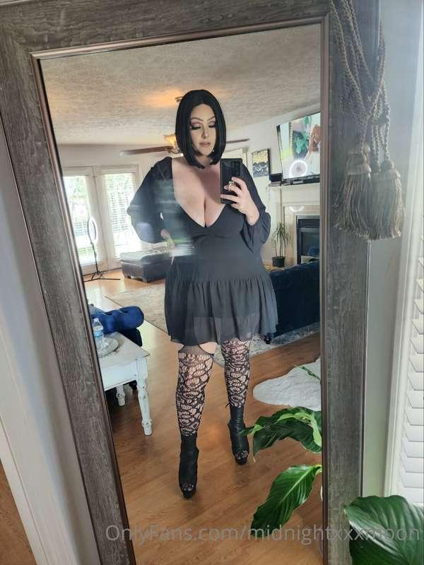 Milf Monday just heated up🖤 #peekaboopearls