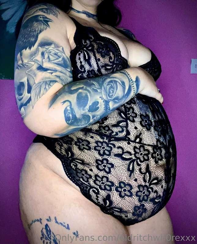 It’s Maternity Monday! What do you think of my bump in this ..