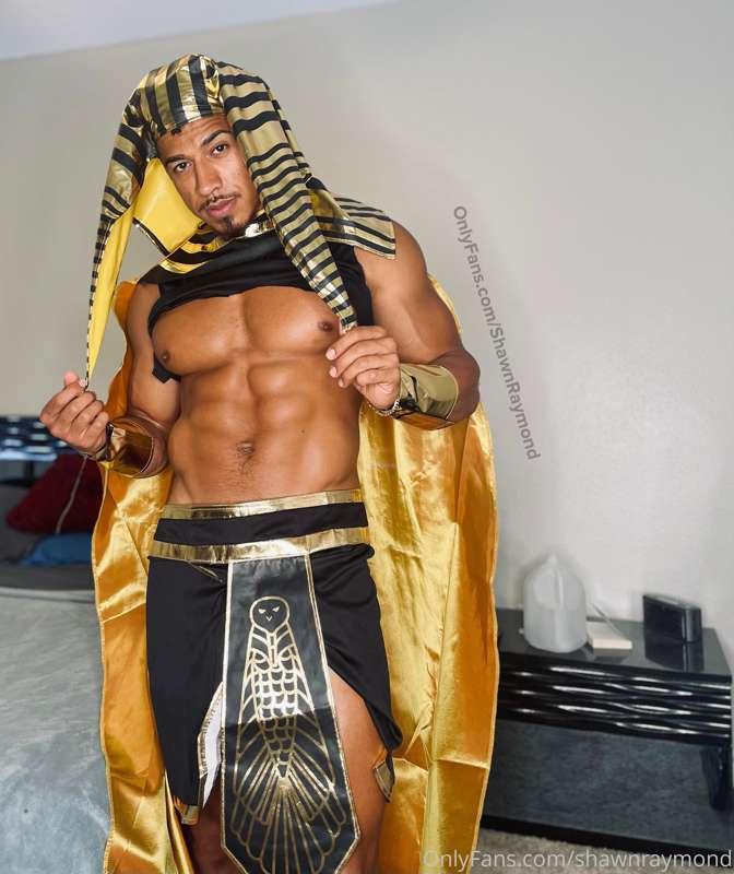 Will you treat me like royalty? 😏