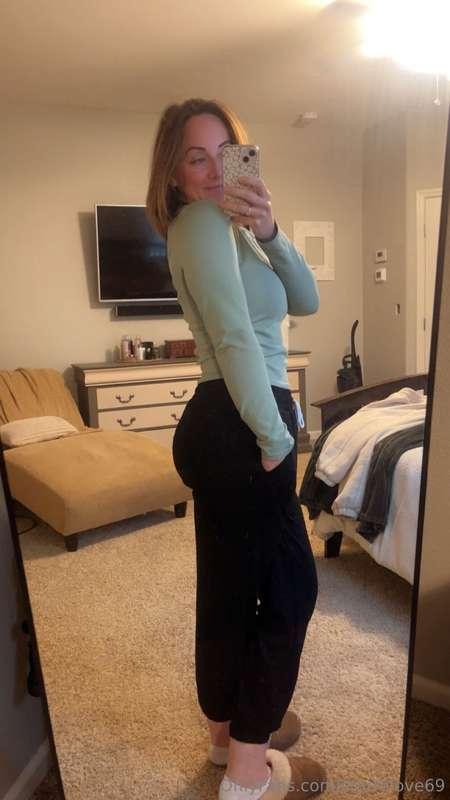 It’s gloomy outside today so this is the perfect outfit to b..