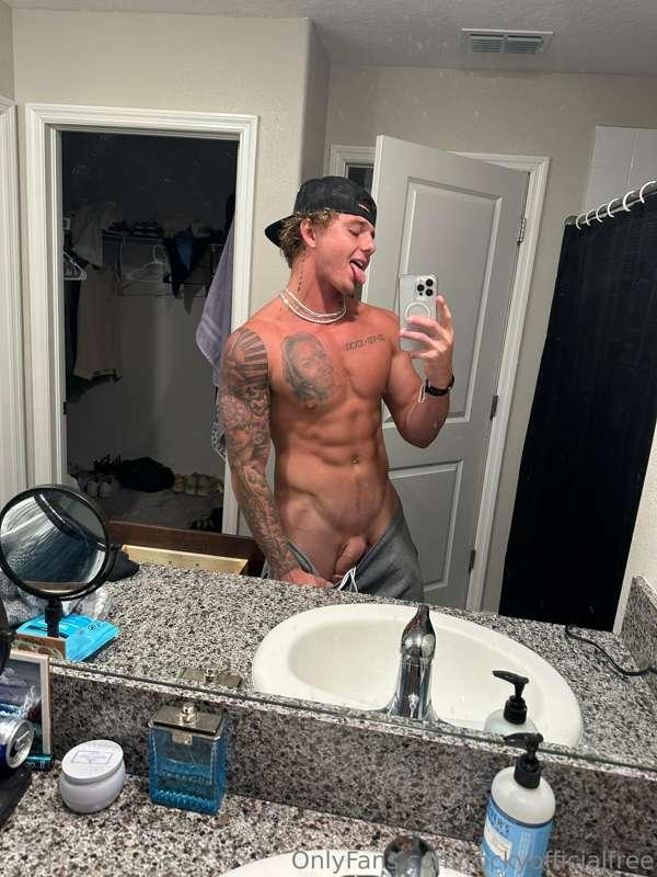 Check your messages ;) watch me cum 👀