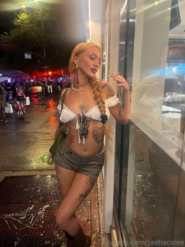 curves made to distract you 🖤