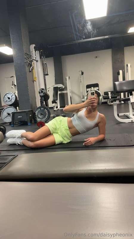 Working on my curves and causing a little gym distraction 💦