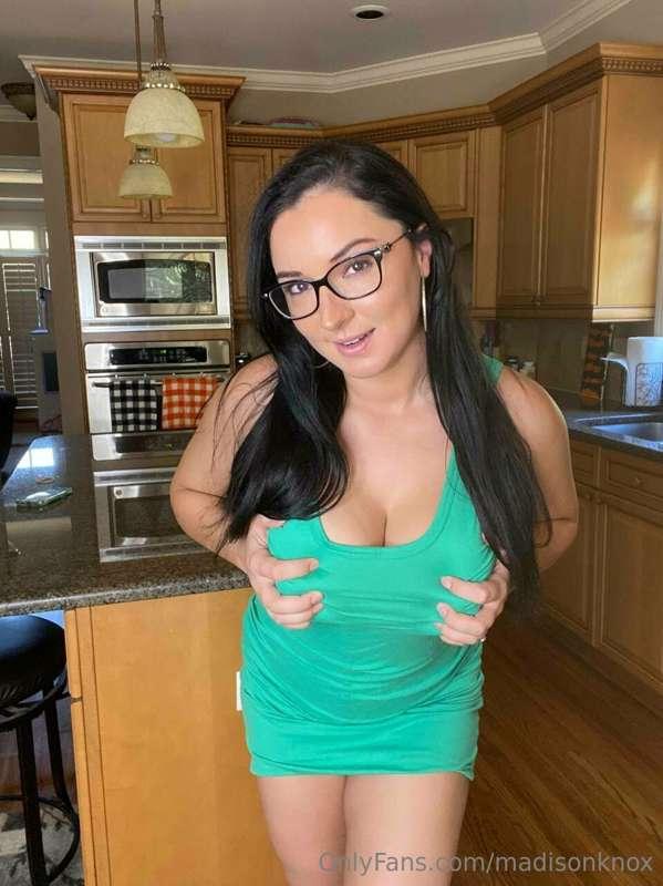 I’m home alone and want to have some naughty fun 🤩