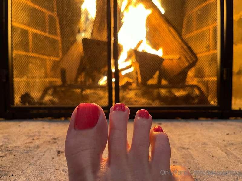 Okay but this is a pretty artsy foot pic of my new pedi colo..