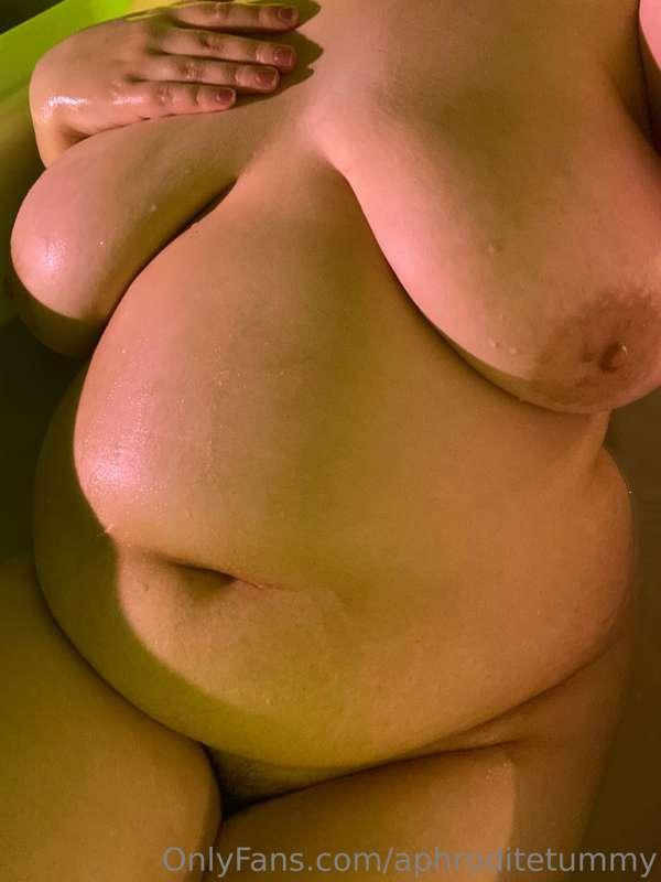 full as FUCK in the bath!!! omg>:3