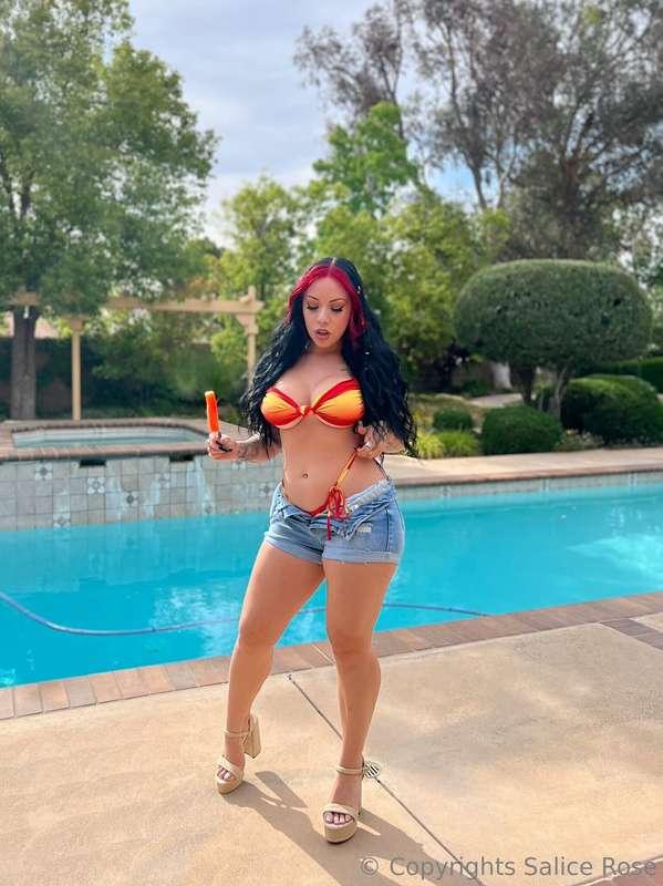 👣 You been staring at my feet this whole time, huh?Don’t lie..