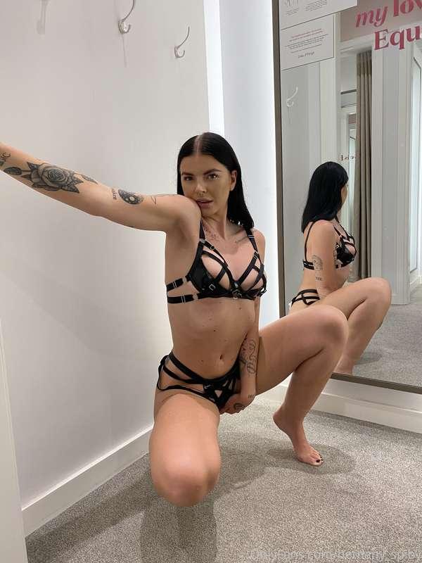 I will be replying to messages in bondage all day 👀