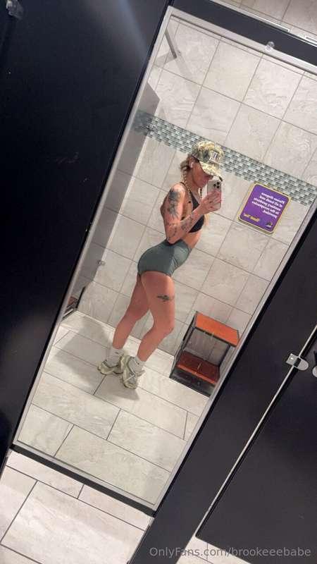 Caught a reflection and had to flex 💁🏼‍♀️