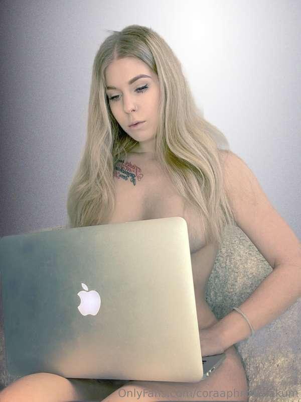 Hey🥰
Bin jetzt online auf @fantasticcora_vip 😏

Und…40% Raba..