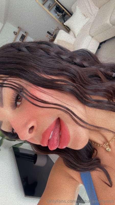 My brain: Be sexy. Me: 😛