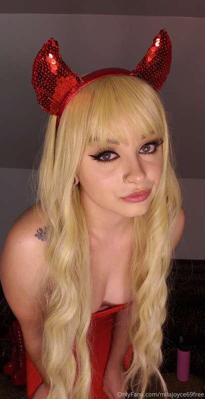 Halloween party slut wants a facial!! See it happen here -->..