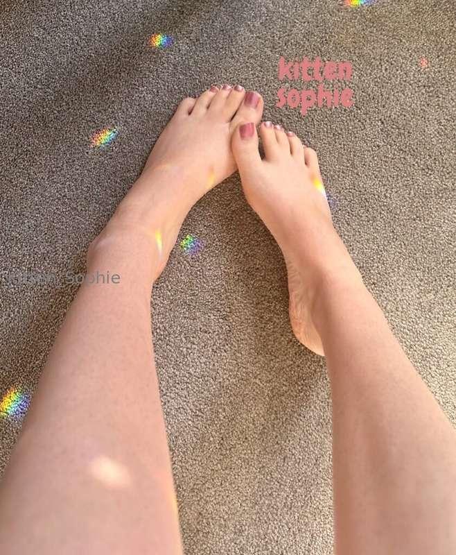 my little toes in the rainbows 
