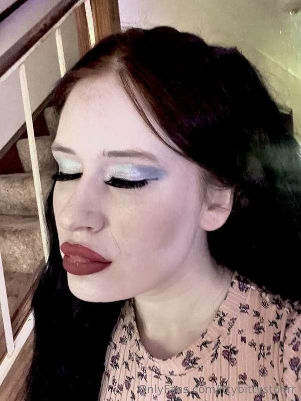 Follow my goth friend, 700+media on her page @mollyvvip